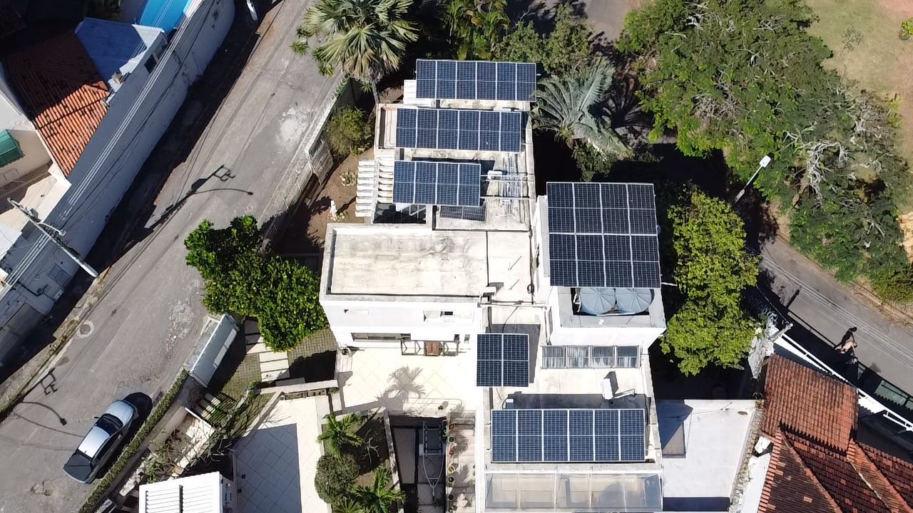 Vista aérea de casa com painéis solares instalados pela Brasil Green